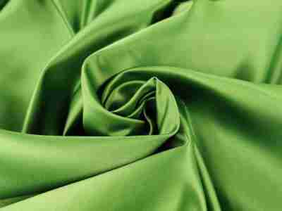 Zdjęcie w przybliżeniu na zieloną tkaninę obrusową AXB