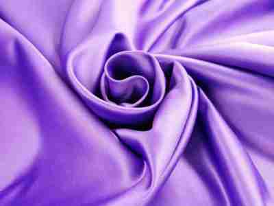 Zdjęcie przedstawia poliestrową tkaninę obrusową plamoodporną w kolorze ciemnego fioletu