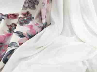 zdjęcie przybliżenia na tkaninę Silki w kolorze białym i z nadrukowanym wzorem w różowe kwiaty