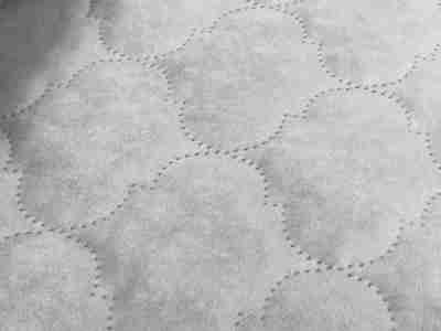 Zdjęcie szarej tkaniny welur, velvet pikowanej nicią w wykorzystaniu w branży meblarskiej