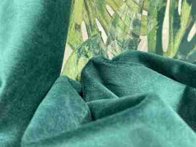 Zdjęcie zielonej dekoracyjnej tkaniny welur, velevet 100% poliester w przybliżeniu