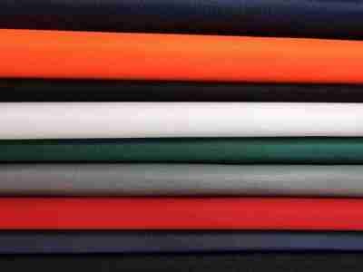 Zdjęcie przedstawiające tkaninę wodoodporną Ortalion w dostępnej kolorystyce, odcieniach czerwieni, zielonym, szarości, bieli i czerni
