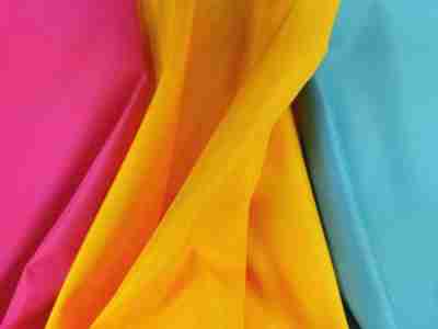 Zdjęcie przedstawiające tkaninę wodoodporną Oxford S65N w kolorze różowym, żółtym i turkusowym