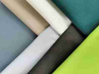 Zdjęcie prezentujące tkaniny wodoodporne w odcieniach zieleni, beżu, szarości oraz brązu