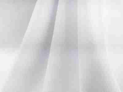 Zdjęcie przedstawiające białą tkaninę wodoodporną typu oxford, materiał na obrusy w swobodnym ułożeniu