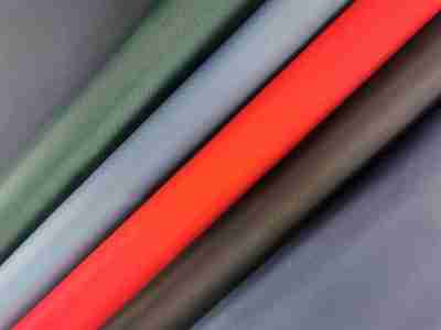 Zdjęcie przedstawiające przykładową paletę kolorów tkaniny wodoodpornej TU36, odcienie szarości, zieleń, niebieski-szary, czerwień, czerń i granat