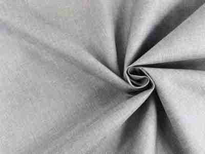 Zdjęcie prezentujące jasnoszarą tkaninę obiciową we wzorze melanżowym w przybliżeniu na strukturę materiału