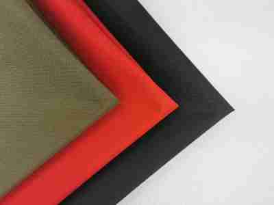 Zdjęcie prezentujące tkaninę wodoodporną Ripstop S84 w trzech kolorach-zieleni khaki, czerwieni i czerni