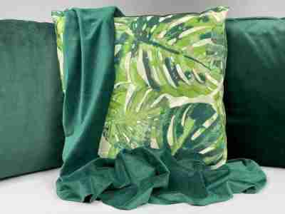 Trzy zielone poduszki wykonane z tkaniny welurowej, Velvet (100% poliester) w kolorze zielonym