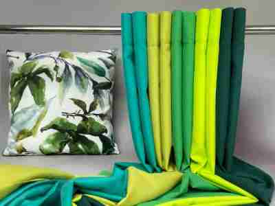 Zdjęcie przedstawiające wykorzystanie zielonych tkanin Panama Stretch (Strecz) 100% poliester na zasłony i poduszki