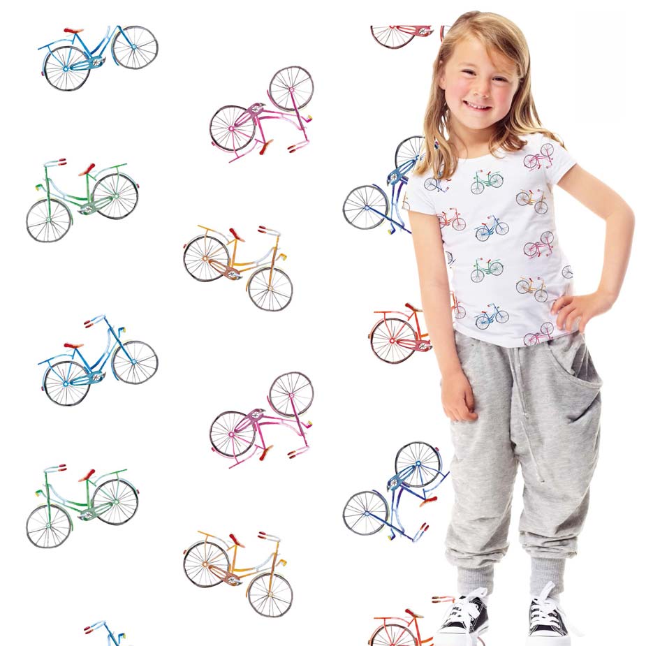 Zdjęcie przedstawiające wzór do druku na tkaninach oraz dzianinach, motyw wiosenny, dziecięcy- kolorowe rowery na białym tle