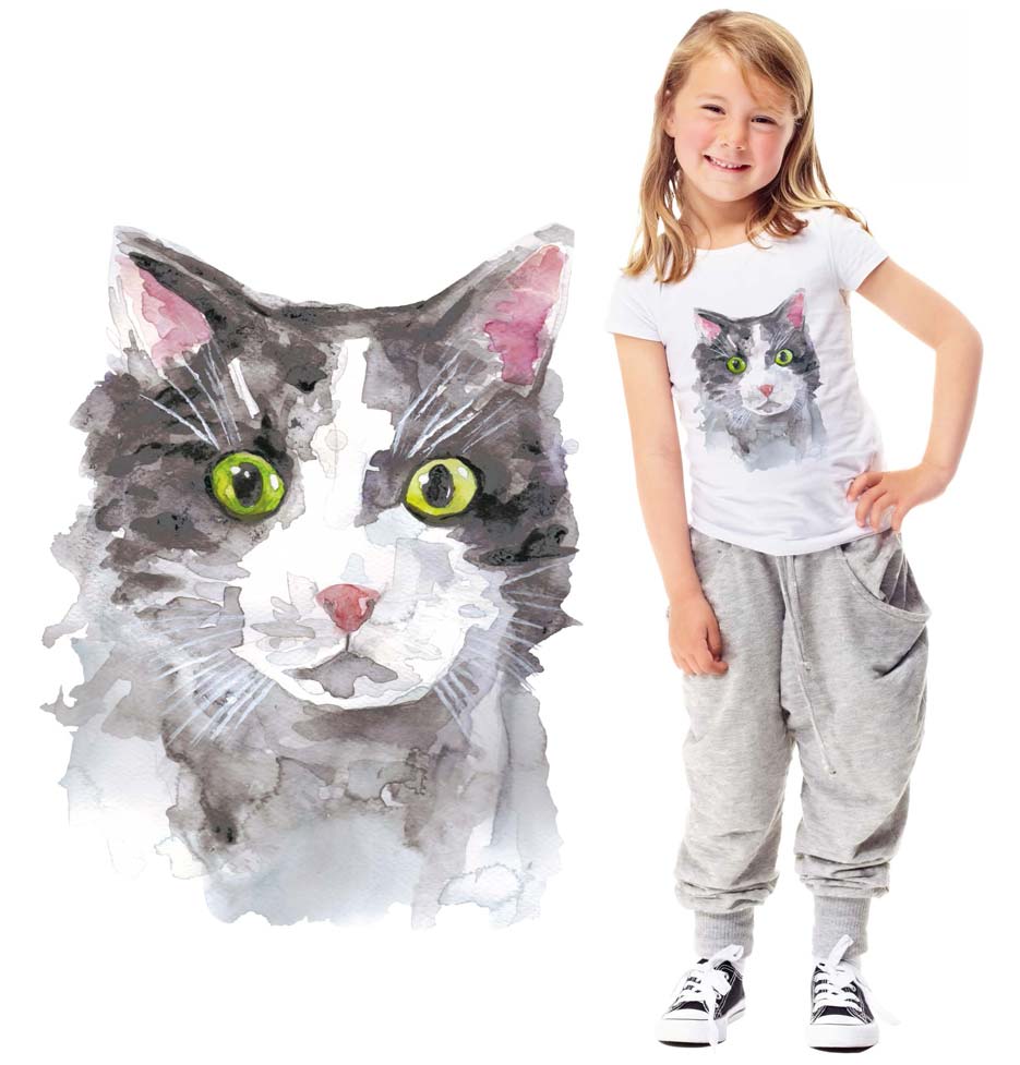Zdjęcie prezentujące wzór do druku na tkaninach i dzianinach poliestrowych, motyw z akwarelowym kotem na bieli